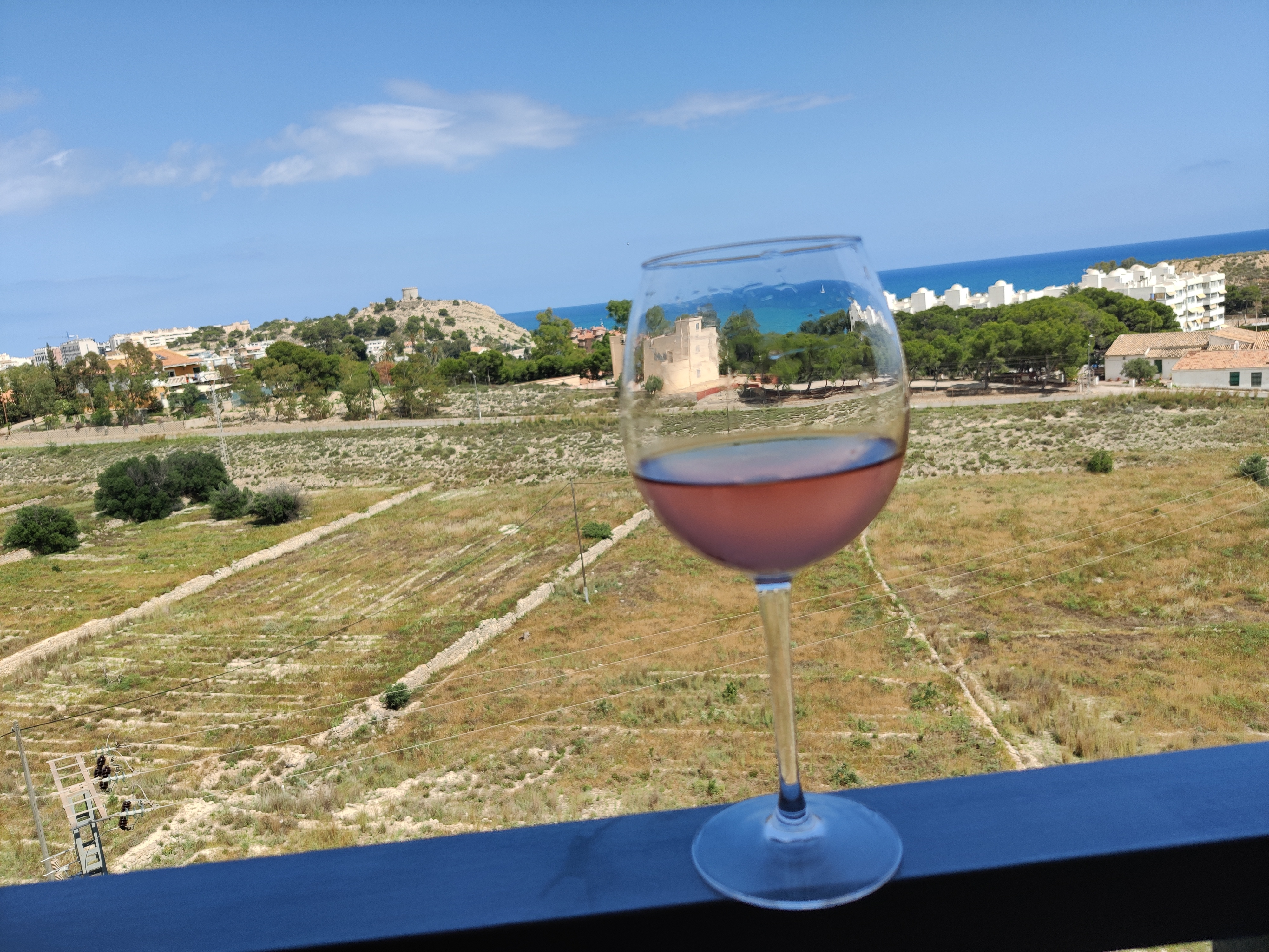 Uitzicht vanaf het balkon met een wijntje (3C)