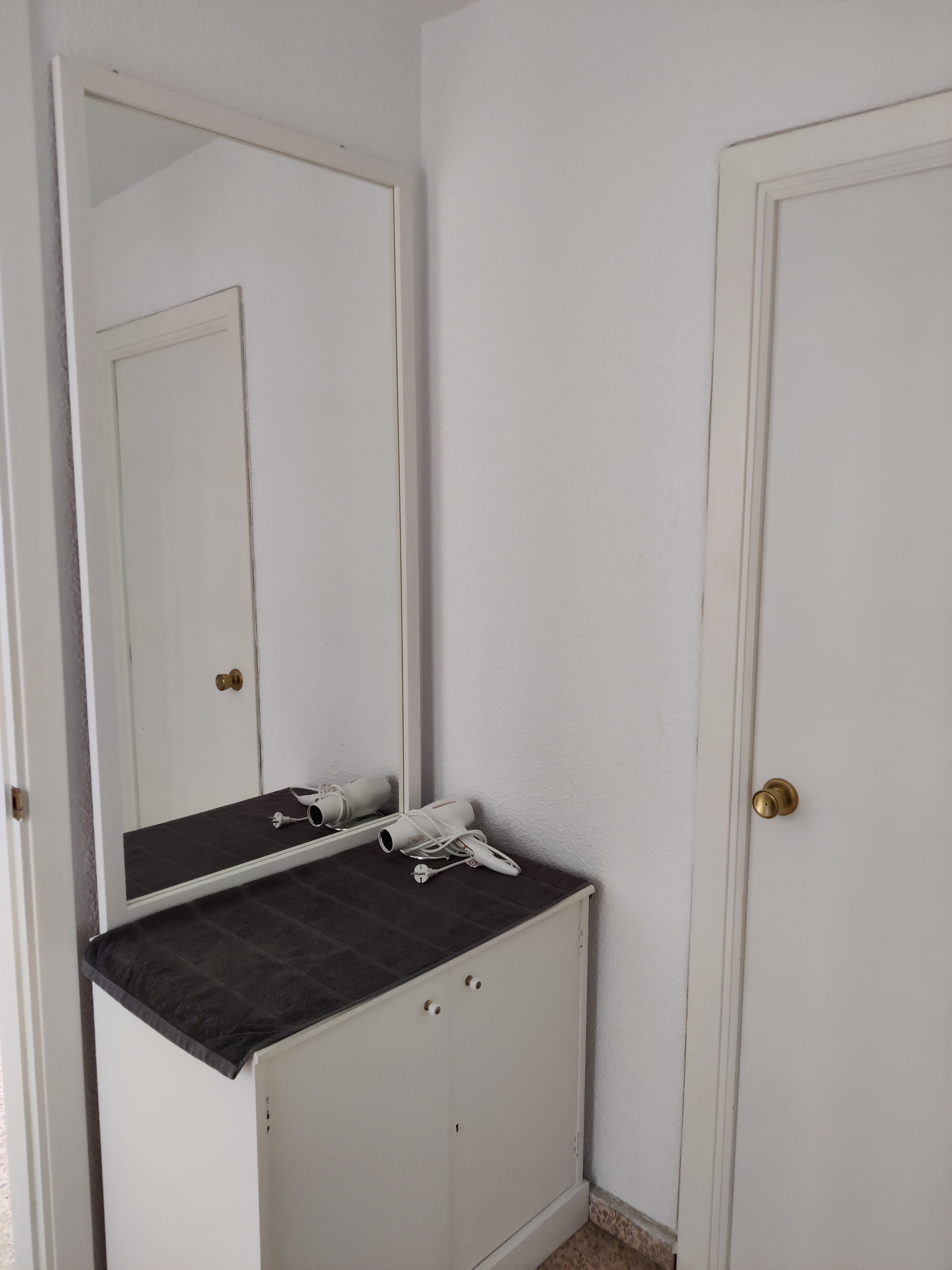 Kaptafel in de hal bij de bad- en slaapkamer (3C)