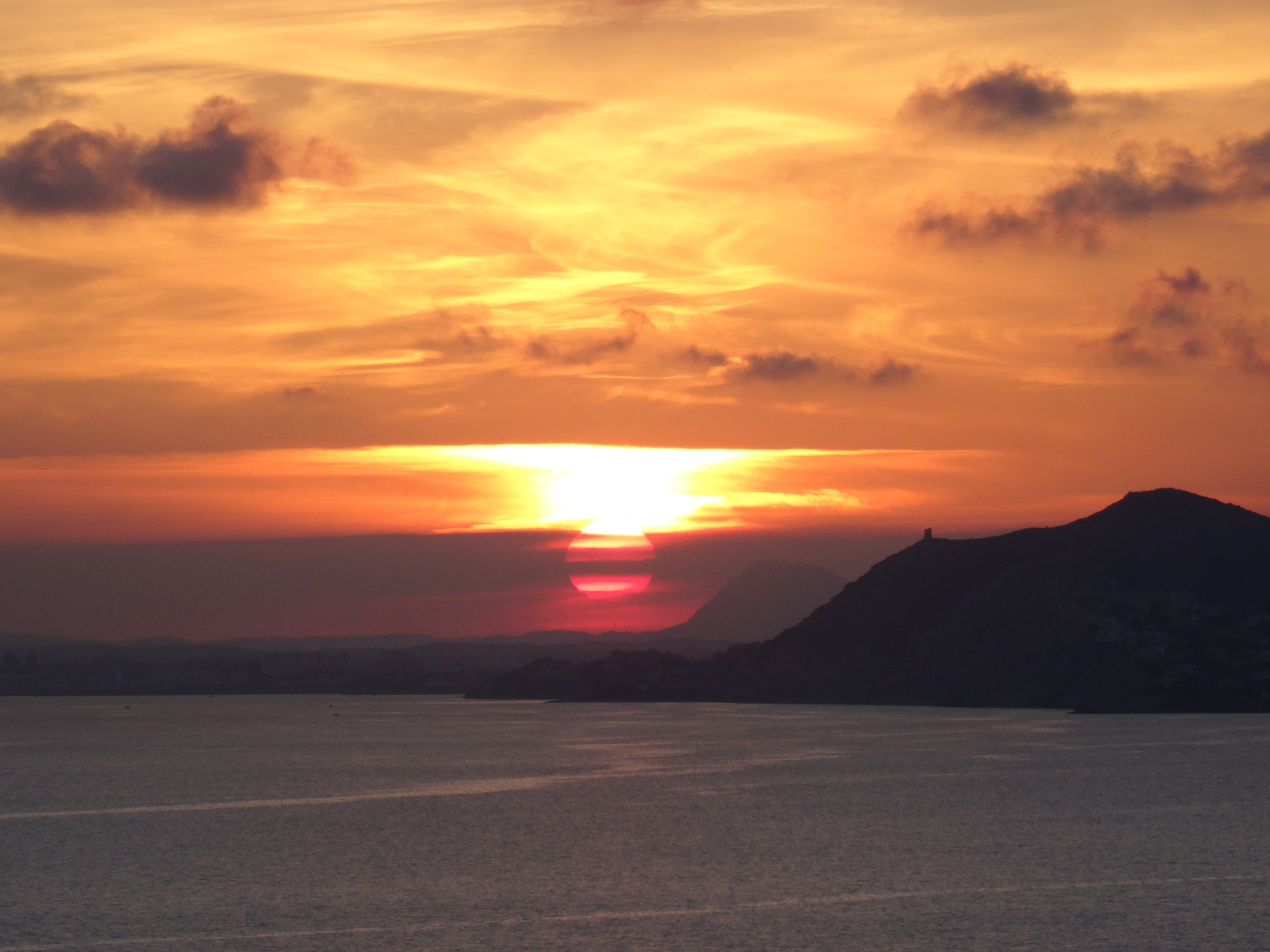 Zonsondergang vanaf uitzichtpunt 38.498953629236745, -0.24741542753652324