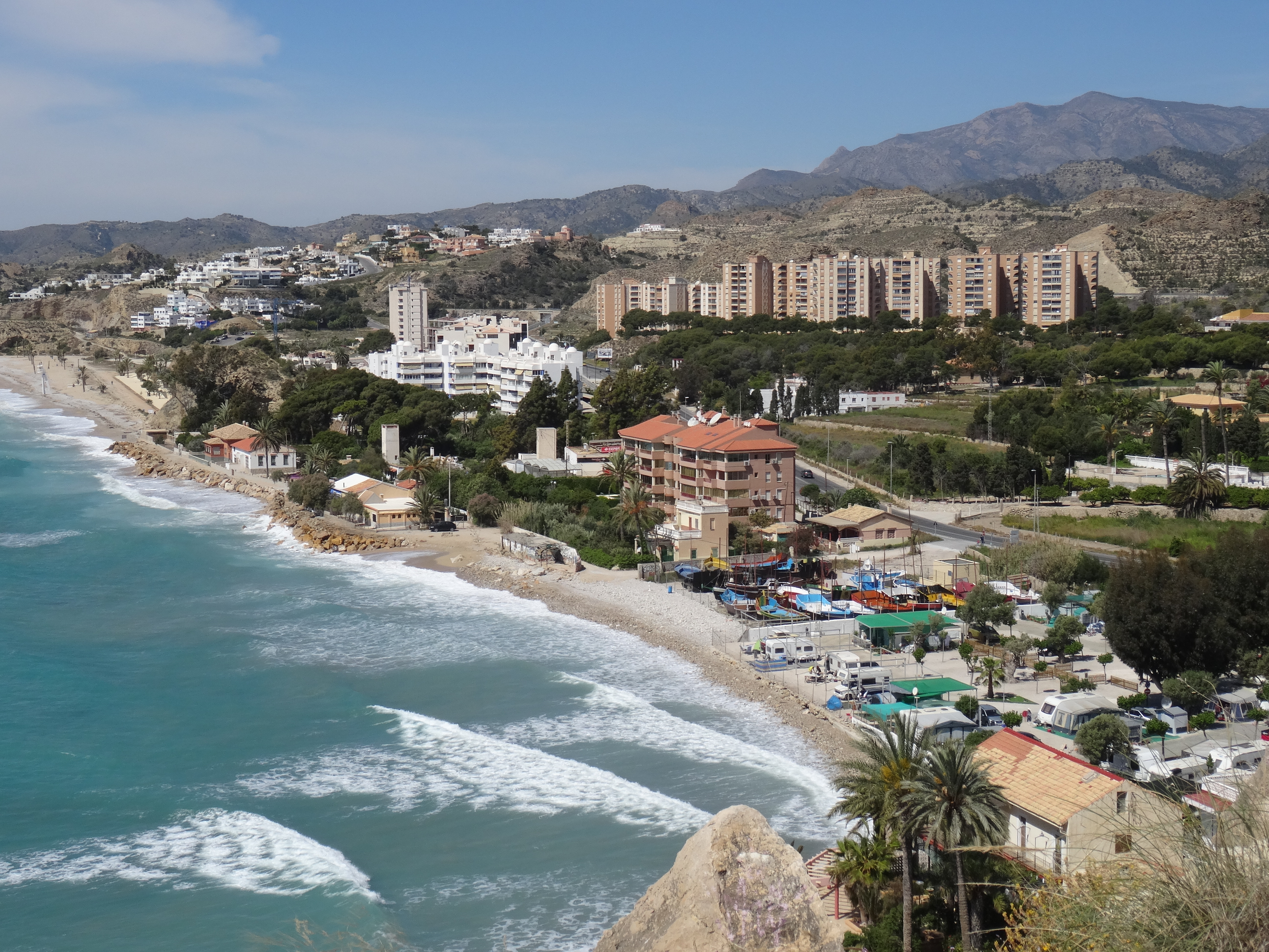 Appartementen in beeld vanaf uitzichtpunt (38.498953629236745, -0.24741542753652324)