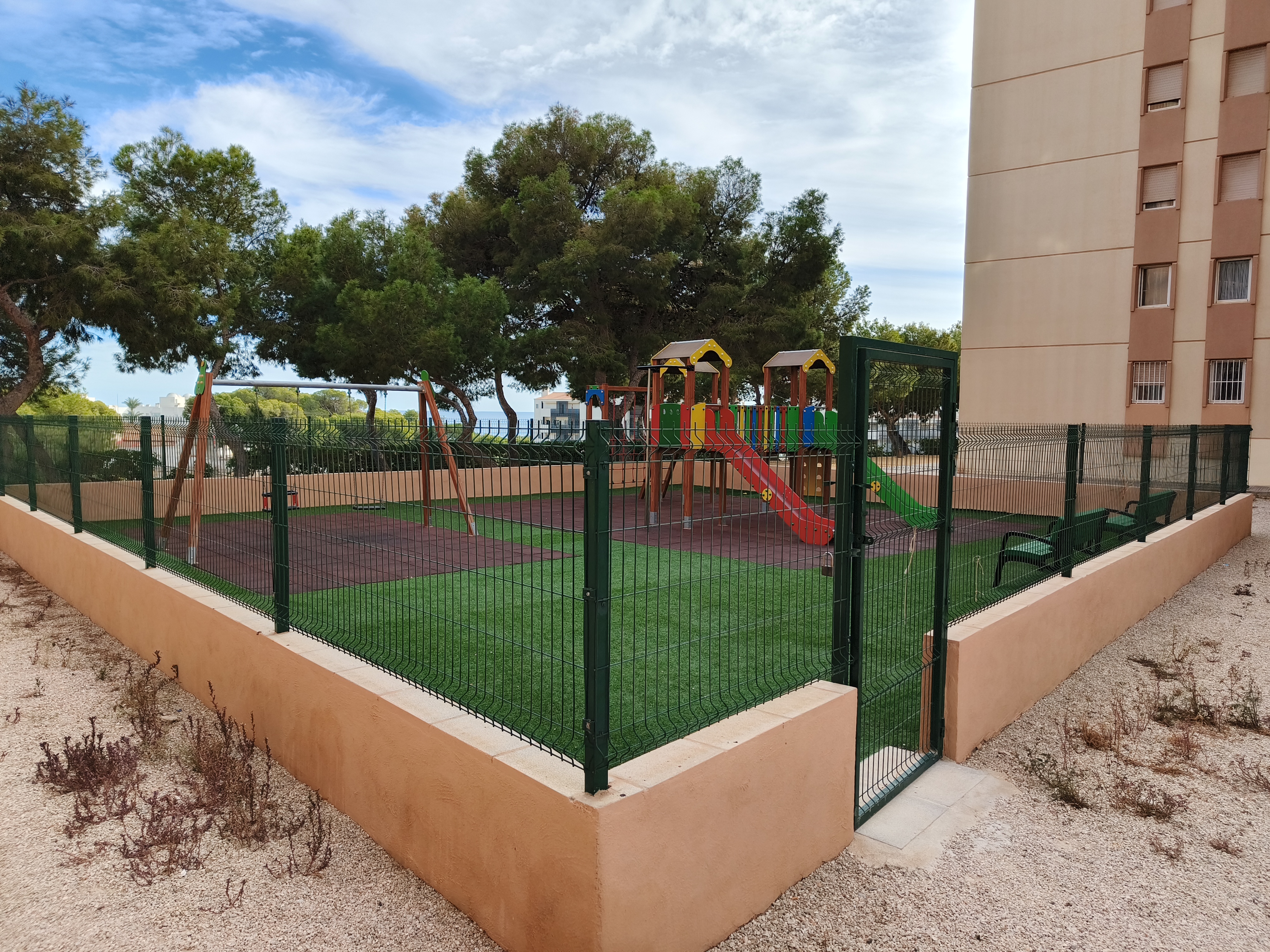 De omheinde speeltuin