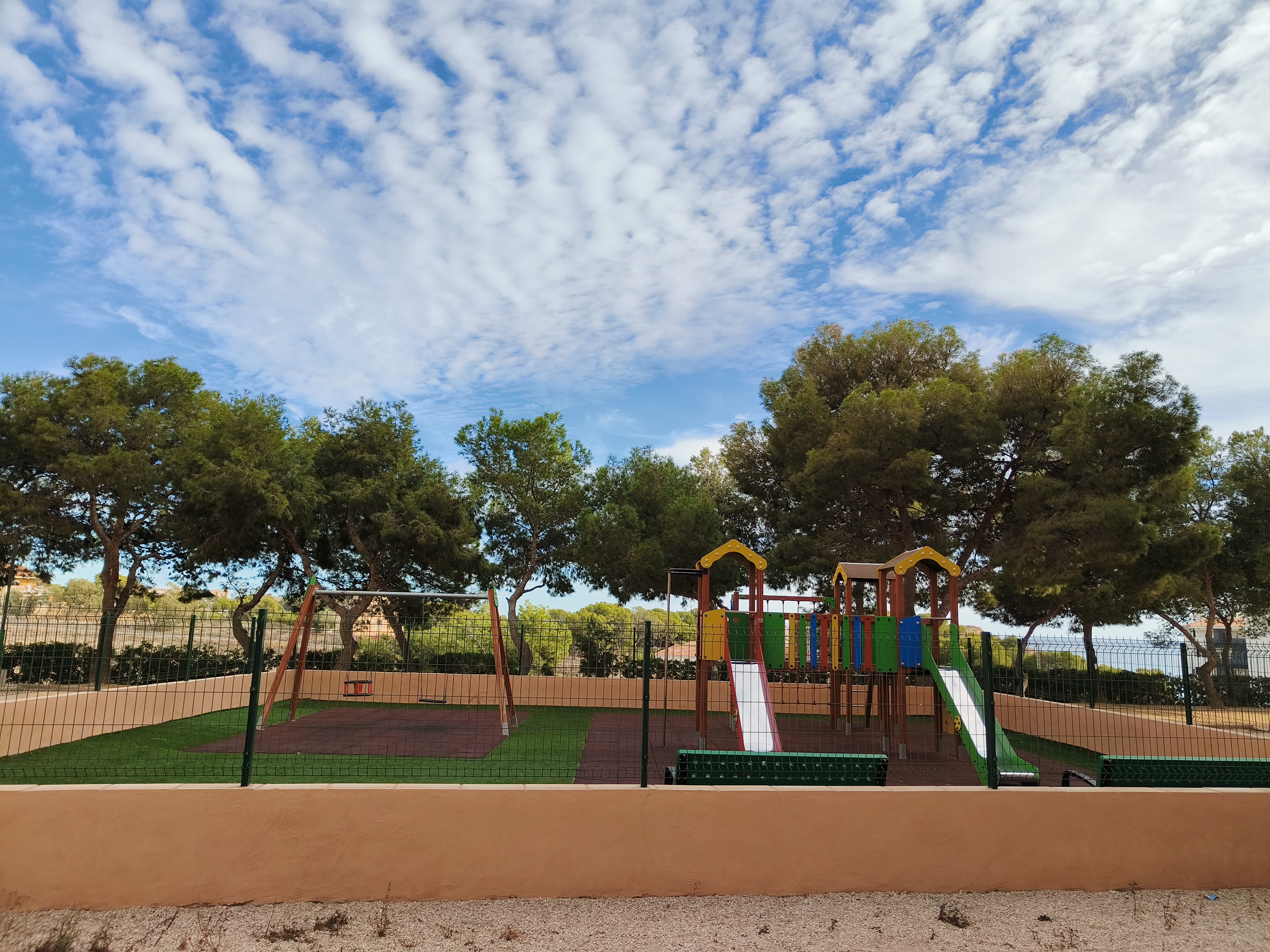 De omheinde speeltuin