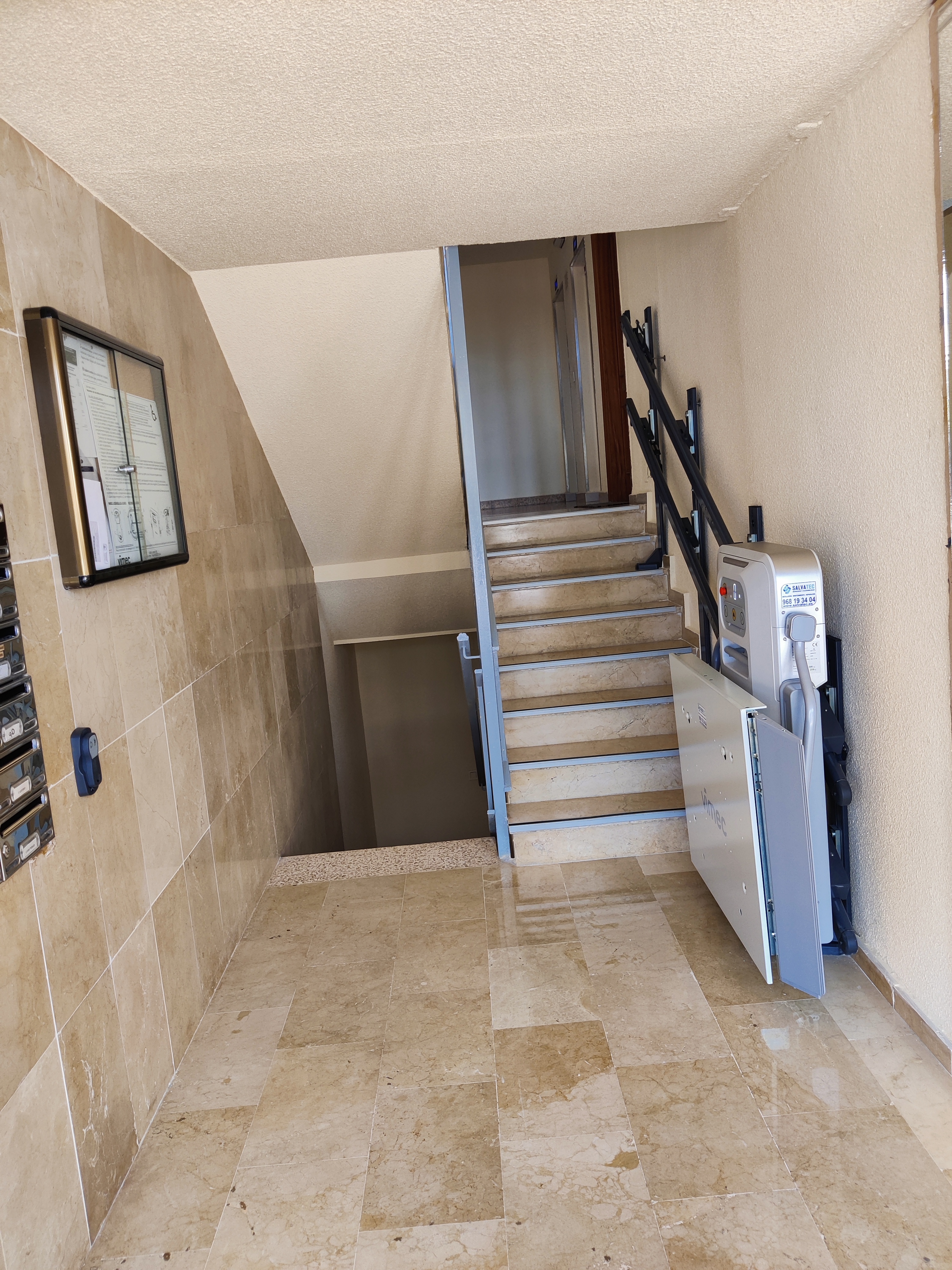 De toegang naar de lift is voorzien van traplift (3C +4B)